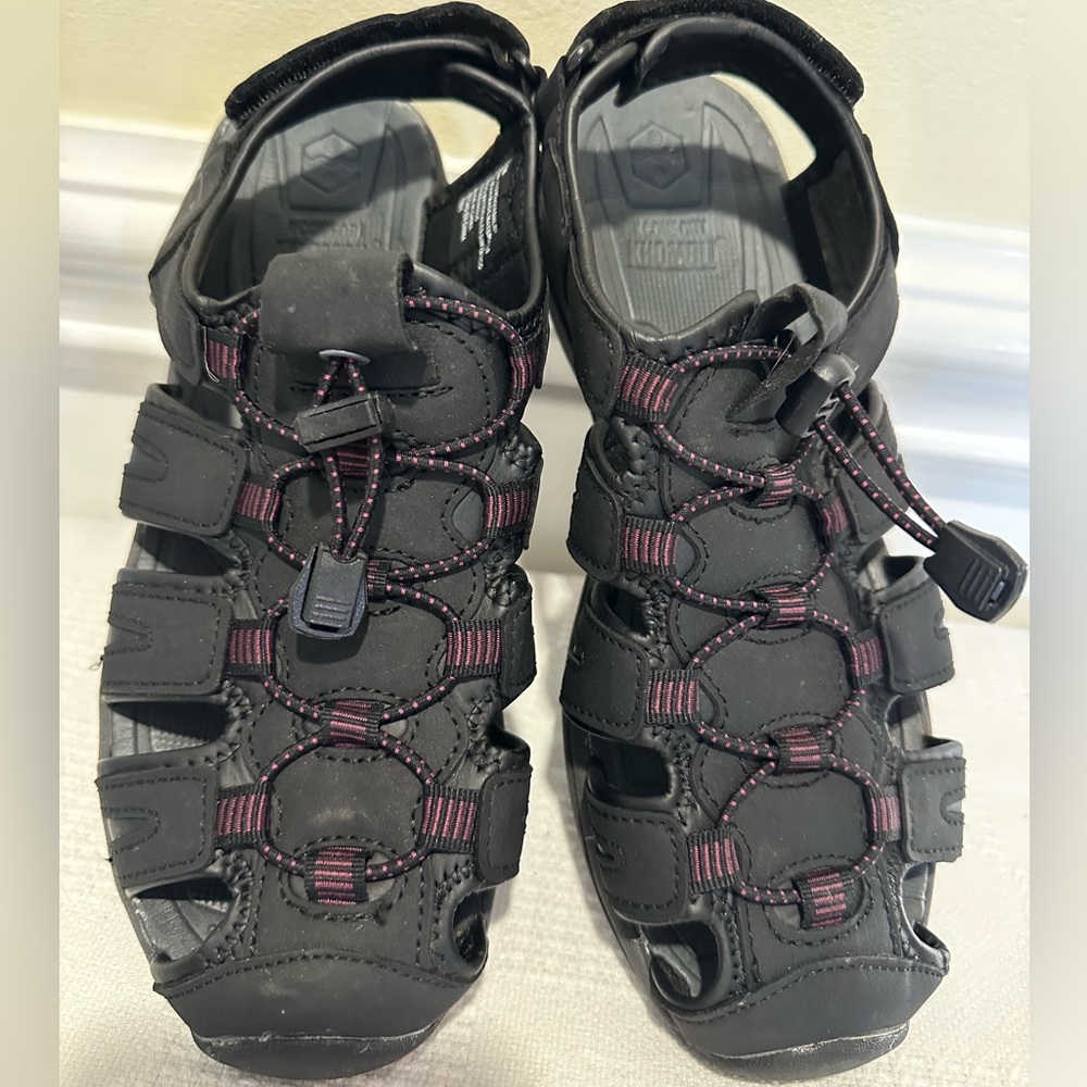 EUC Khombu Women’s Ashley Sandal Black 8 worn once Velcro heel strap toggle top